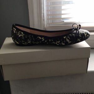 Banana Republic flats in black and cream design